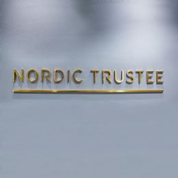 ../media-library_1080x1080/Nordic trustee Clarex Receptionsskylt guldtitanlegerad 4.png